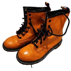 No Boundaries Orange/Black Size 7 Boots